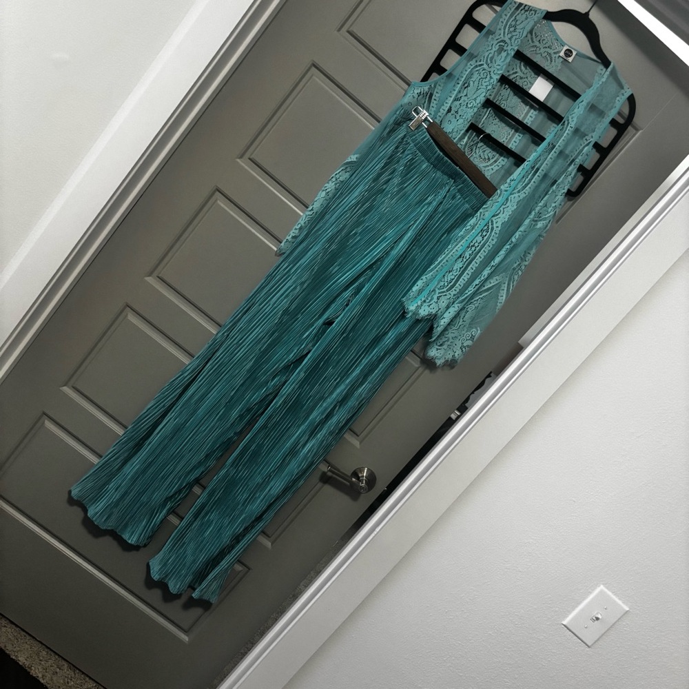 Fashion Nova set of trousers and a lace west ,color Tiffany,for tall women 5.92+ - Picture 15 of 16